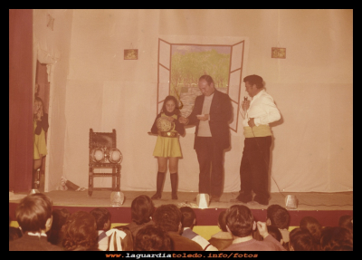 Obra de teatro "Yiyi el amoroso" 1976
Haciendo la rifa D.Marcelino, Julio Campaya y su hija.
Junto a José Luis Elvira protagonizaron la parodia "Yiyi el amoroso" basada en la canción que interpretó y adaptó Andrés Pajares.
ASOCIACIONES CULTURALES: Grupos de teatro
Palabras clave: yiyi el amoroso 1976