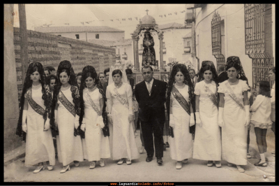 Reina, damas y mantenedor de las fiestas de 1970
De izquierda a derecha: Paqui Tacero, Manoli Oliva, Asun Peláez, Margarita Labrador, Pedro Moya, Pili Tacero, Juani Guzmán y Mª Antonia Garcia
FIESTAS, CELEBRACIONES Y TRADICIONES: Fiestas patronales 1970
Palabras clave: reina y damas 1970 fiestas