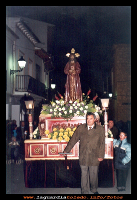  2004_ Jueves Santo
  
Semana Santa del 2004, procesión del Jueves Santo.  
Vicente Peláez lleva la lanza de la carroza, de Jesús de Medinaceli. 

Palabras clave: Semana Santa del 2004 Jesús de Medinaceli.