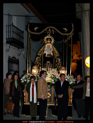 Nuestra señora de la Soledad
Año 2006, Nuestra Señora de la Soledad en procesión, a su paso por la calle Don Valentín Escobar.
Al lado Pili, Inmaculada, Tomasa, Jaime, Antonio, Nati.

Palabras clave: Año 2006, Nuestra Señora de la Soledad