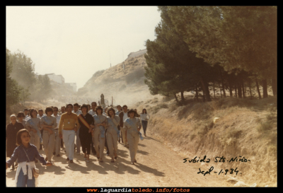 27 sep 1984
27 de Septiembre del 1984, reina, damas y mantenedor, acompañando al Sto Niño de retorno a su ermita. 

Palabras clave: Sto Niño de retorno a su ermita.