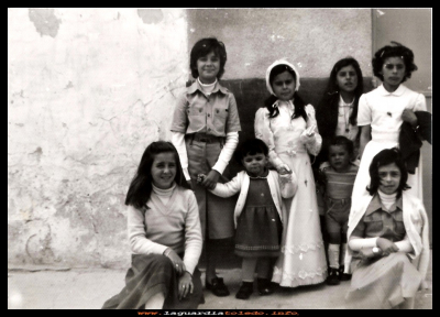 COMUNIÓN, DE MARÍA DEL CARMEN 
Primera comunión de Mari Carmen Nuño en el año 1977.
acompañada de sus primas: María José Sánchez, Pili Peláez, Yolanda Nuño, Angeles y Ana Mascaraque y Paloma Mascaraque.
Palabras clave: Primera comunión Mari Carmen 