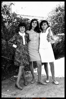EN EL JARDÍN
Verano del 1970
Rosario Tejero, Loli González y Macu González.
Palabras clave: Verano  1970