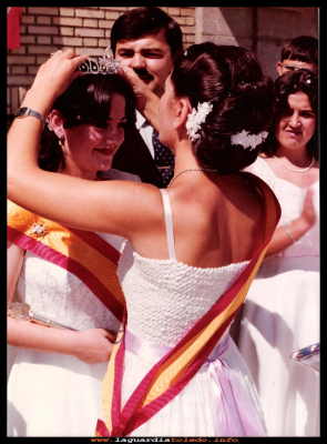 FIESTAS 1981
Fiestas patronales 1981.
Mari Carmen Espada reina 1980, coronando a la nueva reina 1981 Alicia Valero. 
Palabras clave: Fiestas  reina