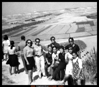 AMIGOS EN EL STO. NIÑO
27 de Septiembre, por detrás de la ermita del Santo Niño  del 1971.
Encarni Linares, Paquita Espada, Seve Guzmán, Inés Guzmán, Rosario Tejero  e Isi Novillo. por detrás los chicos son: Vicente Santiago y Félix del Castillo.  
Palabras clave: 27  Septiembre ermita  Santo Niño  