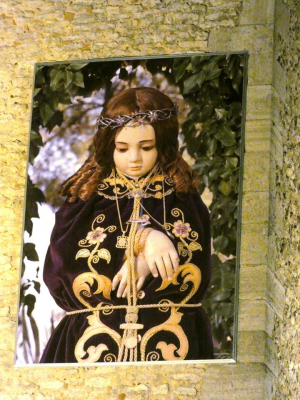 Nueva fotografía del Santo Niño instalado en la iglesia
Fotografía realizada por Víctor Hijosa y colocada en la fachada de la iglesia ya que el otro anterior se le llevó el aire
