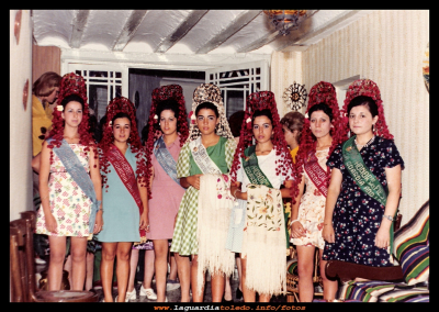 A los toros
Año 1973. Reina y damas vestidas  con peineta, para asistir a la corrida de toros.
Mª del Pilar Guzmán Sánchez, Inmaculada Espada Redajo, Milagros Sánchez, Mª Llanos Montesinos, Sagrario Mejía, Isabel Maroto y Tere Cabiedas.
Palabras clave: Año 1973. Reina y damas