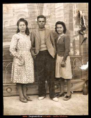 Años 40
Fotografía de los años 40.
Juana del Valle “rastritas”  José Tejero “el coquito” y Julia García.

Palabras clave: Fotografía de los años 40.