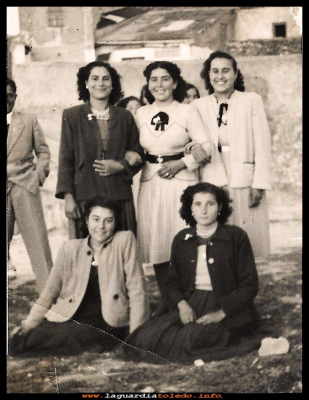 AMIGAS
Amigas en el cerro, Polo, Carmen, Eugenia, Nati y Luisa (1952)
Palabras clave: Amigas  cerro