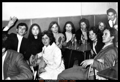 Cuadrilla de amigos
Amigos en casa de Gervasio. Inés Guzmán, Isidora Novillo, Inmaculada González, Mari Santiago, Seve Sánchez, Rosario Tejero, Mª Carmen. Año 1970
Palabras clave: cuadrilla de amigos
