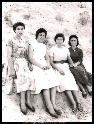 Amigas en el Sto. Niño
Amigas en el Sto. Niño. Vicenta Román, María, Teresa Martín (perita) y Mari Pedraza (Federica) Años 50
Palabras clave: Amigas  Sto. Niño
