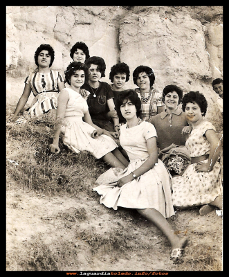 Amigas en el Sto. Niño
Cuadrilla de amigas en el Santo Niño, año 1963.
De arriba abajo: Luisa Maroto, Justi Muñoz, Juli, Edu Guzmán, Goya Portillo, Ana, Tere Soriano, Marina Huete y Santi Tejero.

Palabras clave: Cuadrilla de amigas en el Santo Niño