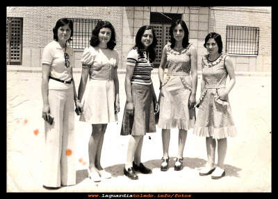 Amigas, principio de los años 70
Cuadrilla de amigas en la plaza Mayor, detrás el antiguo ayuntamiento.
Pili Pedraza, Mari Carmen Orgaz, Jose Peláez, Mari Pedraza y Nati Seguido.
EL CURSO DE LA VIDA: < La juventud y los amigos
Palabras clave: amigas en la plaza Mayor