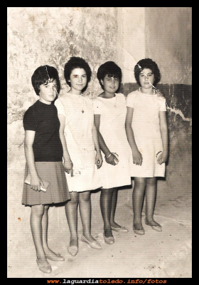 Amigas
Juani Pasamontes, Emiliana Sánchez-Pascuala, Pepa López (cuña) y Polo Orgaz Sánchez. (1963)
Palabras clave: Juani Pasamontes Emiliana Pepa Polo Orgaz amigas  (1963)