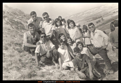Amigos y amigas
Buena fotografía y buena cuadrilla. Año 1969.
Jesús Hernández, Félix Cabiedas, Basi Muñoz, Matilde López, Mª Antonia García, Inés Orgaz, Santia Montesinos,Santia, Juan Galán,  Miguel López   Magdalena Puerta y Milagros Martin Rubio 
EL CURSO DE LA VIDA: La juventud y los amigos
Palabras clave:  cuadrilla. Año 1969.