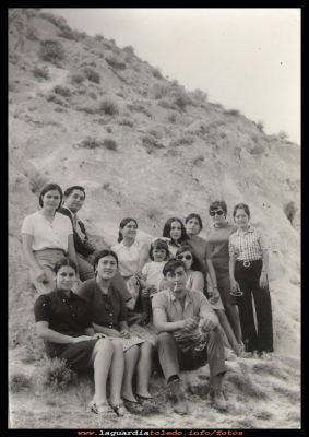 Amigos
Cuadrilla de amigos en el cerro del Santo Niño. De izquierda a derecha, y de arriba  a bajo, Mercedes García, Jose Cabiedas, Juani del  Castillo, Mª Antonia García, Magdalena Puerta, Mari Valle, Basi Muñoz, Vicenta García, Juani, Inés Orgaz y Tomás  Año 1970
Palabras clave: Cuadrilla de amigos