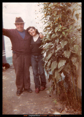  Ana y su abuelo
Florencio Goñiz y su nieta Ana Mari Campaya en el patio de su casa. Año 1981.
Palabras clave: Florencio Goñiz y su nieta