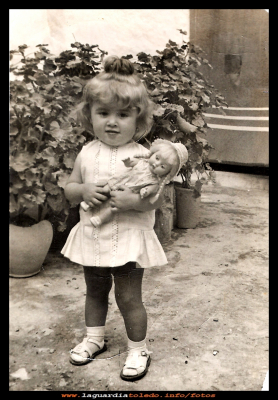 Ana Mari
1967. Años donde los geranios adornaban los patios, era la planta más común en ellos, y los botijos rotos, cantaros, latas de tomate, “vacías” cubos viejos… se convertían en preciadas macetas.
En la foto: Ana María Pasamontes. Una muñeca jugando con otra.

Palabras clave:  Año 1967 los patios