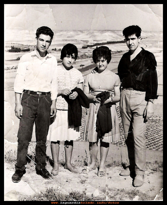 Angel, Angelita, Edu y José
Novios en el cerro del Santo Niño 27-9-1965.
Angel Huerta, Angelita Hijosa Edu Orgaz y José Pedraza-
LAS FIESTAS 1965

Palabras clave: el cerro del Santo Niño 27-9-1965