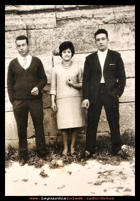 Angelita
Jesús Pedraza Angelita Cabiedas y Doro García, en la pared de la iglesia 1962. 
Vemos el suelo con hermosas matas de hierba.

Palabras clave: la iglesia 1962.