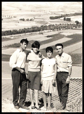 Antonio y...
Antonio Peláez, Luisa Muñoz, Esperanza Peláez y Tomás Orgaz de novios. 1966
Debajo de los cerros se ven las huertas, detrás la carretera y al fondo parte de la arboleda de la fuente larga.

Palabras clave:  huertas    fuente  larga