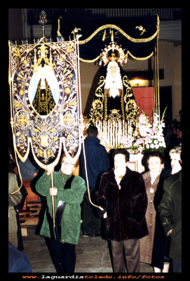 Arrodilla
Semana Santa del 2001, Nuestra Señora de la Soledad entrando a la iglesia, después de la  procesión de la Arrodilla.
Palabras clave: Semana Santa del 2001,