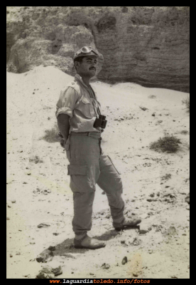 Santiago Sanchez en la mili
Aunque parece Indiana Jones, es Santiago Sánchez Cobos, el Chuti, haciendo el servicio militar en El Sahara.
Palabras clave: chuti