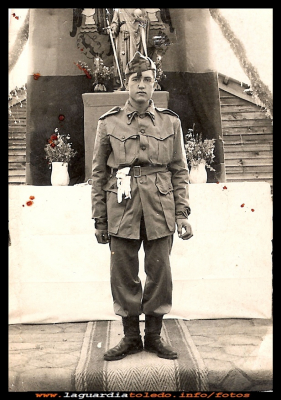 Aurelio
Aurelio Pedraza en la mili en el año 1954. 
EL CURSO DE LA VIDA: Los quintos
Palabras clave:  la mili en el año 1954.
