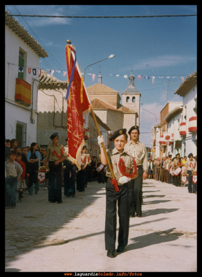 Banda de tambores y cornetas, 1976
Desfile de tambores y cornetas, año 1976, a su paso por la calle Mayor. Portando la bandera Juán Manuel Martínez.
Palabras clave: tambores cornetas 1976 fiestas