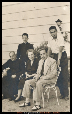 DON FAUSTO 
En esta fotografía vemos a Don Fausto, sentado al lado de su mujer, María del Valle, y a continuación el párroco del pueblo, Don Andrés; de pie  sus dos hijos mayores José Vicente y Manolo.
Fausto González Martín-rubio, nacido en La Guardia, fue medico en esta localidad desde la guerra civil, hasta casi su muerte, en 1962. Estando ya enfermo seguía pasando consulta a sus pacientes. 
Fue un hombre muy querido y respetado en el pueblo.  
Su hijo mayor, Manolo,le sustituiría como medico de La Guardia en los 70
Palabras clave: Fausto González  La Guardia,  medico 