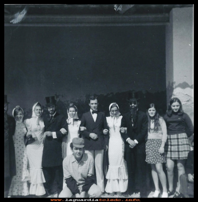 EN CARNAVAL
Cuadrilla de amigos pasándolo  bien en carnaval.
Macu González, Loli González, Jesús García, Mari Santiago, Eugenio  González, Mari Cabezas, Benito González, Margarita Labrador y Lourdes Cabezas. Año 1970 
Palabras clave: amigos  carnaval