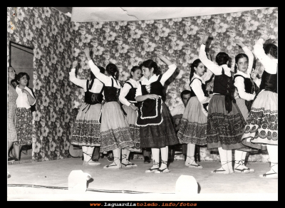 Bailando
Actuación de baile regional en el convento: Charo Puerta, Ana Mari Campaya, Eva Cabello, Olga Valero. Y cantando: Isabel Martínez y Jose Potenciano. 
Palabras clave: Actuación de baile regional en el convento