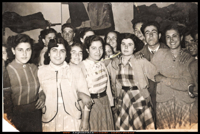 Baile de domingo
Baile de Domingo de Resurrección. Salón de “Cepa” año 1951
Chon, Flora Muñoz, Patro Pedraza, Prese Huete, Urbana Pedraza, Rosario Cabello, Evaristo Morales, “Cucha” y Chelo.

Palabras clave: Baile de Domingo de Resurrección