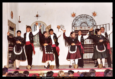 Baile regional
Bailes regionales 1968
Tere Guzmán, Perpetuo Mora, Vicenta Tejero, Julián Martín, Isabel Martínez, Jesús Hernández, Jose Potenciano y Paco Pérez.

Palabras clave: Bailes regionales 1968