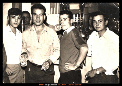Bar de Gervasio
Bar de Gervasio, Ito del correo, Alfonso,  Jesús “temblecano” y Meriña  por detrás Jesús Linares. (1960)
EL CURSO DE LA VIDA: La juventud y los amigos
Palabras clave: Bar de Gervasio