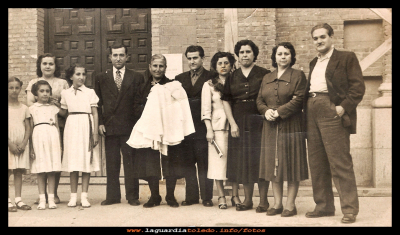 Bautizo de Mª Tere Lopez
Bautizo de Mª Tere López, al lado sus padres Juanito López y Eustoquia  del Castillo. Año 1959.
Palabras clave: Bautizo de Mª Tere López