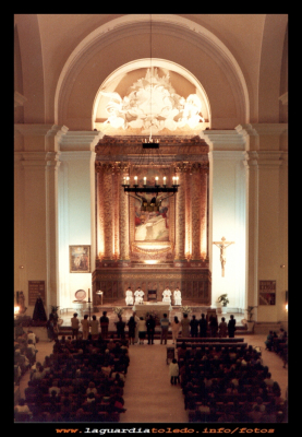 Bautizos
Bautizos celebrados durante la misa del domingo de resurrección. Semana Santa del Año 1985,
Palabras clave: Bautizos  misa domingo de resurrección