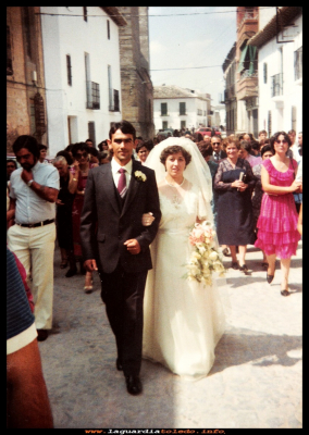 BODA DE EDUARDO Y ANGELITA
Boda de Eduardo Santiago y Angelita Guzmán. Después de ceremonia en la iglesia, por la calle Mayor con todo el acompañamiento, camino a salones espada (salón de el tío Gervasio) 
Palabras clave: Boda  Eduardo  Angelita