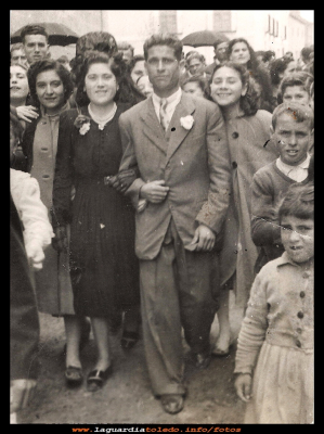 Boda de Nati Sanchez
Boda de Nati Sánchez  “la jabergandera” años 50
En la foto entre otros: Urbana Pedraza, Nati Sánchez, Paco, Concha y Vicente Huete.

Palabras clave: Boda de Nati “la jabergandera”