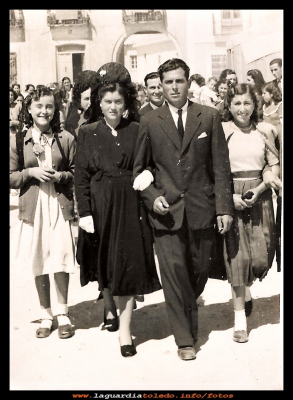 Boda de Tomasa y Juan
Boda  de Tomasa Sánchez y Juanito Pasamontes (1952)
En la foto: Goya, Tomasa (la novia)  Matías (el padrino) y Sira, por detrás se ve a Juanito el novio.

Palabras clave: Boda  de Tomasa y Juanito