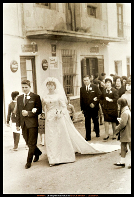 Boda de...
Boda de Antonio Tejero y Juana Hernández,  (año 1964)
La fachada que se ve a su paso es la del tío Gervasio, la puerta que daba acceso al salón y la de la tienda.  

Palabras clave: Boda Gervasio salón