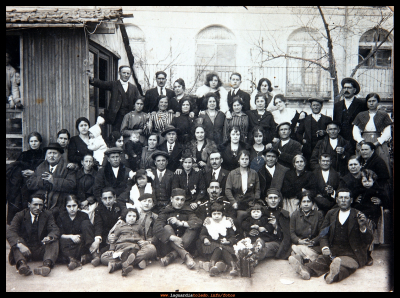 De boda en Madrid
Esta foto data de hace más de cien años. Tres familias fueron de boda a Madrid, los Potajes, los Moñitos y los Piques.
Palabras clave: boda en madrid