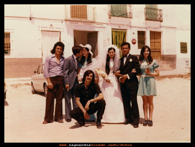 Boda
Boda de Santiago y Angelita “los chutis”
Detrás, la puerta más grande es la entrada al salón de “cepa” y la ultima la de el cole de Dª Asunción y Dª Esperanza, que recogían a todos los niños pequeños que aun no iban al cole. Fue la primera guardería del pueblo.

Palabras clave: santiago angelita vale paquita
