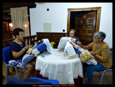 Bolillos
Mujeres de la asociación "La Rosaleda"  
la exposición que presentaron en la casa de los Jaenes fue de encajes de bolillos y trajes,
Palabras clave: asociación "La Rosaleda" 