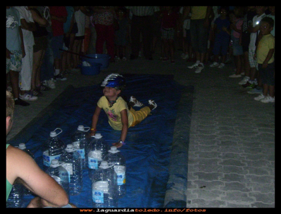  Bolos humanos
El día 26 de Julio  del 2010, comenzó IV semana de la juventud, durante dicha se mana se organizaron una serie de actividades, entre otras, juegos para los más pequeños,  películas y discoteca para los mayores. Juego de bolos humanos.
Palabras clave:  juegos para los más pequeños