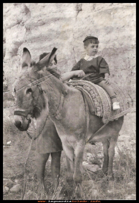 CABALGANDO
José Mari Huete Pedroche, vistiendo la túnica del Santo Niño, 27 de Septiembre 1970
Palabras clave: vistiendo túnica Santo Niño