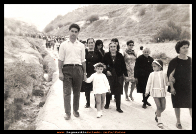CAMINO DE...
Año 1969 de camino al Santo Niño.
Pablo Cabiedas con su hija, Vicenta “la patoja”, la tía Justa, Victoriana “la pillina” y Felipa con su hija Charo. 

Palabras clave: camino  Santo Niño