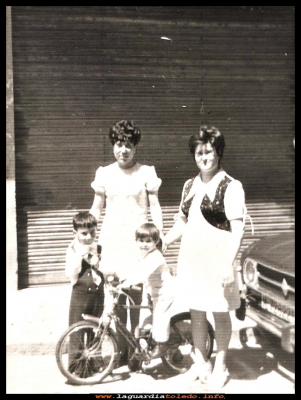 CARMEN
Carmen "la Diega", con su cuñada Milagros y sus sobrinos  Javi y Carlos, Año 70.
Palabras clave: Carmen  Diega