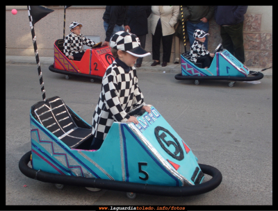 Desfile de carnaval 26-2-212
Y aquí los coches de choque de la feria. Iban genial los de esta murga, qué creatividad e imaginación. Las taquillas, los puestos de perritos calientes, churrería, etc
Palabras clave: coches de choque carnaval 2012