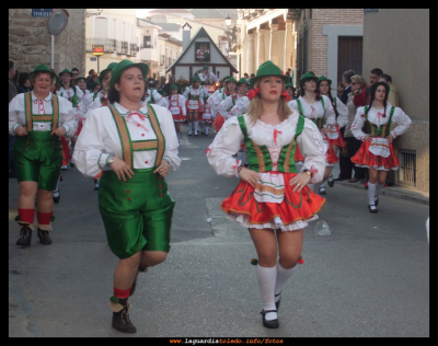 Comparsa el Guirigay
Primer premio comarcal. Una comparsa muy animada con carroza, muchos participantes, de tiroleses, y su casita, que aparece al fondo de la foto.
Palabras clave: tiroleses carnaval 2012